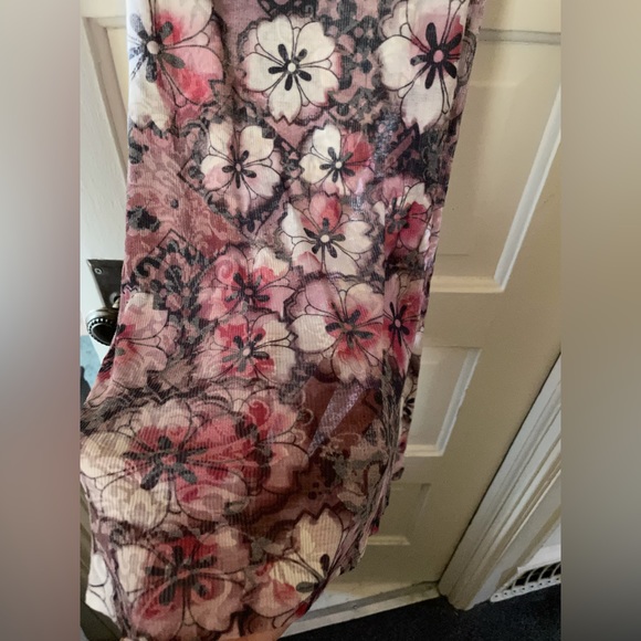 GUC floral tank, donating 10/20 - Picture 4 of 7